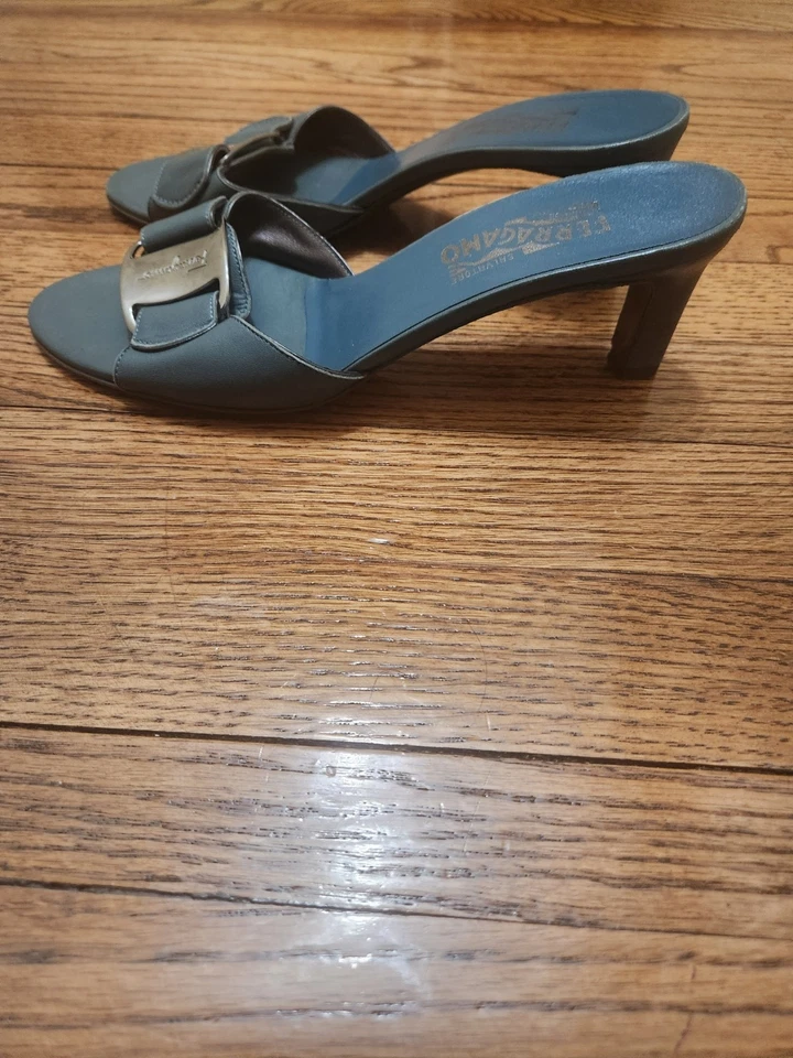 Sandálias Ferragamo tamanho 9 - Imagem 2 de 4