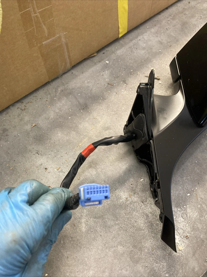 Espejo retrovisor lateral cercano Tesla Model 3 2024 (vidrio roto) Foto 2 de 4