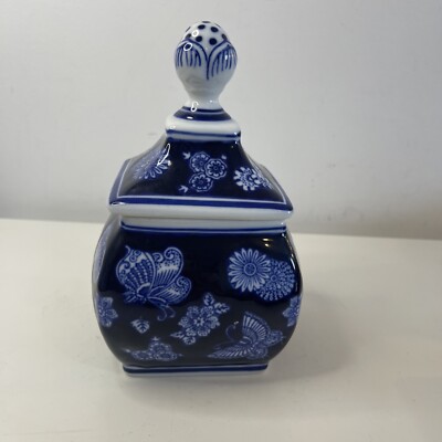 BOMBAY Company 6''3/4 Blue And White Butterfly Floral Pattern Ginger Jar