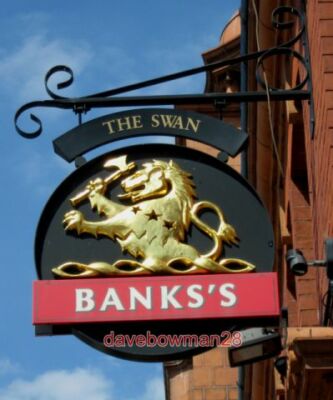 PHOTO  STOURBRIDGE THE SWAN (PUB SIGN) 5 HAGLEY ROAD THE SWAN HAS A TYPICAL BANK