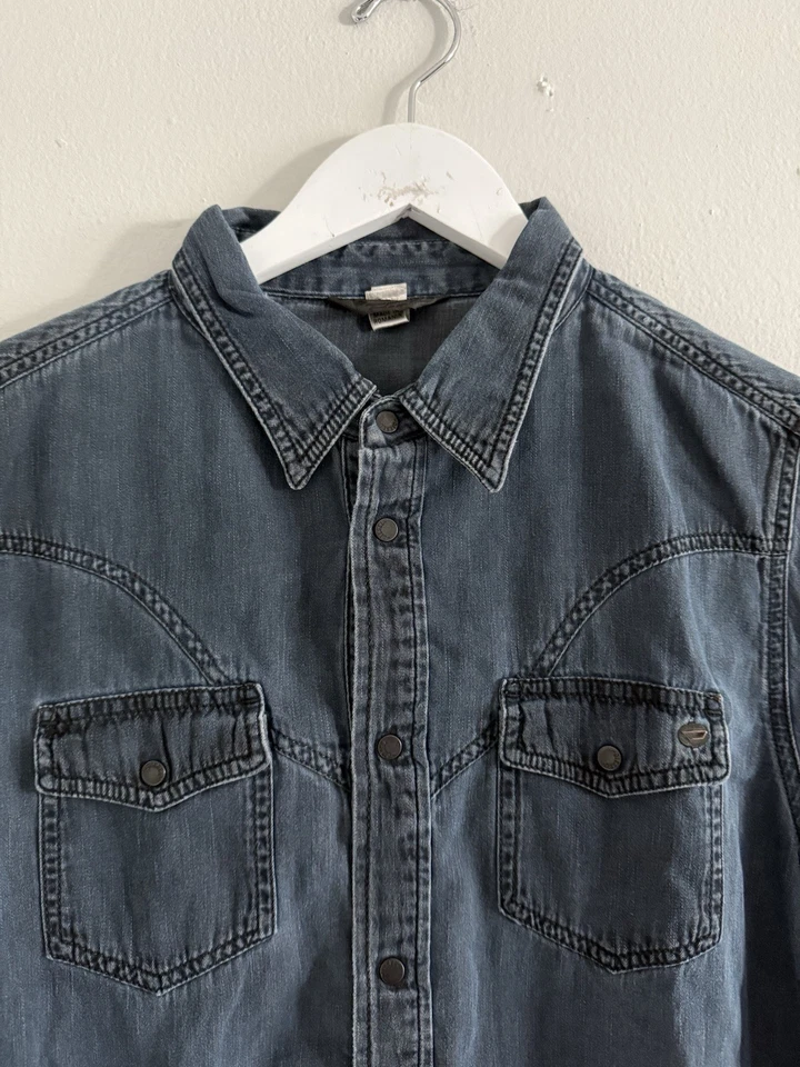 Camisa de mezclilla occidental de los años 2000 y 2010 con botones a presión manga larga grande de diseñador Foto 2 de 4