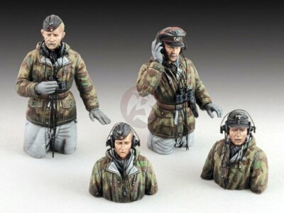 Royal Model 1/35 German Tank Crew in Winter Dress WWII (4 Half-figures) 829