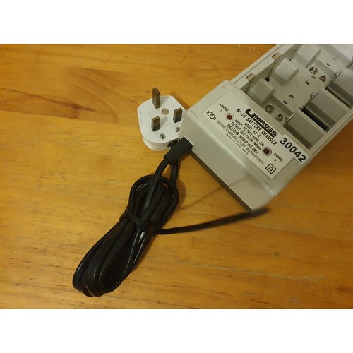 Uniross KB-8 Battery Charger 9/2.4VDC 140mA NI-CD LED Indicator UK Wall Plug - Picture 5 of 7