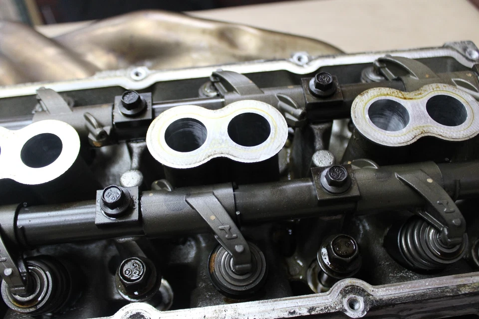 6.1升HEMI DODGE CHRYSLER JEEP DRIVER CYLINDER HEAD W EXHAUST MANIFOLD 05037369AA — 第 4/4 张图片