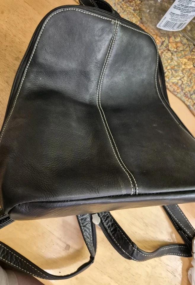 Le Donne Genuine Leather Split Zipper Strap Backpack Blak 10"Tall 10"Wide Bottom - Image 3 of 4