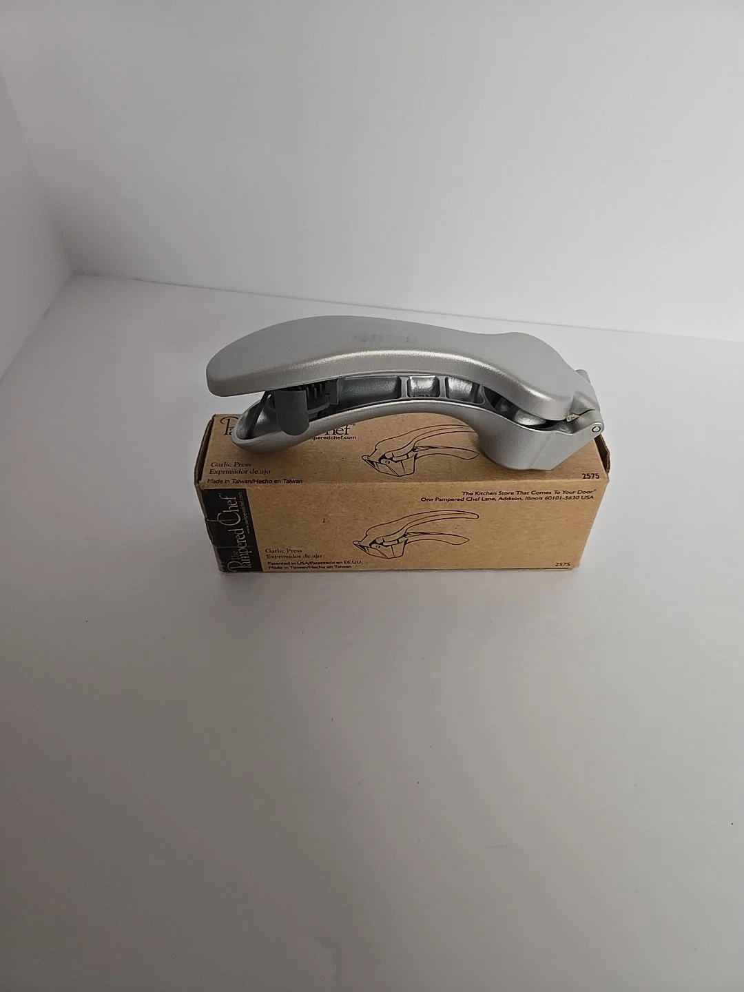 Pampered Chef 2575 - Easy Squeeze Garlic Press New In Box