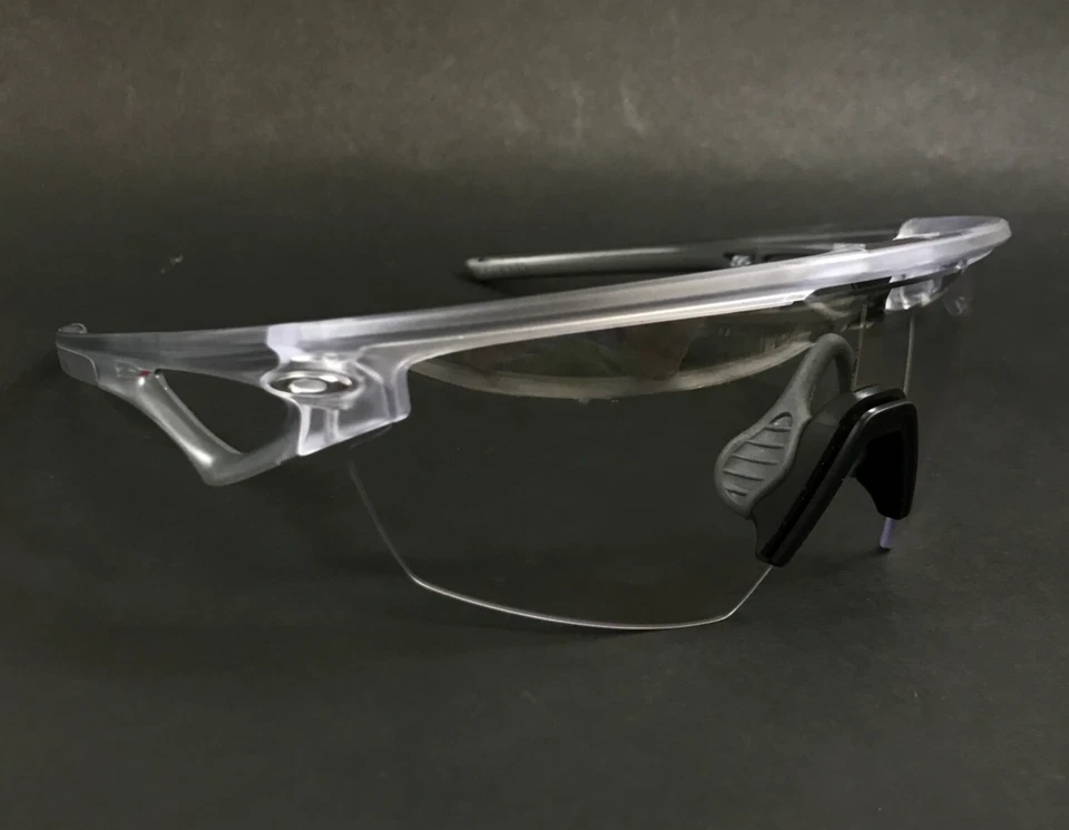 Gafas de sol Oakley Sphaera OO9403-0736 mate transparente con fotocromático negro iridio Foto 3 de 4