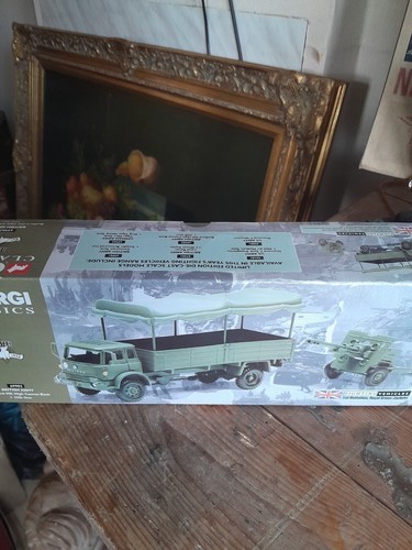 CORGI CLASSICS, BRITISH ARMY, BEDFORD MK HIGH CANVAS BACK + 25 LB GUNS