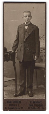 Fotografie Carl Seegert, Berlin-O., Gr. Frankfurter Str. 71, Junger Herr im Anz 