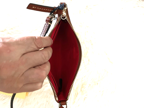 Neu mit Etikett Dooney & Bourke große schmale Handgelenktasche SENF - Bild 11 von 14