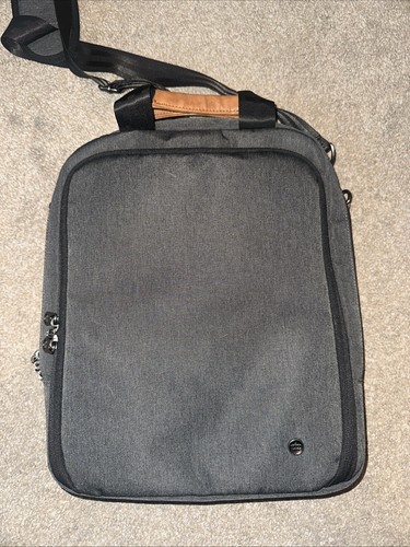 PKG Riverdale 11L Vertical Messenger Bag for 16" Macbook Laptop - Dark Grey/Tan - 第 2/4 張圖片