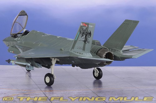 Hobby Master 1:72 F-35A Lightning II RNoAF #5146 - Picture 2 of 8