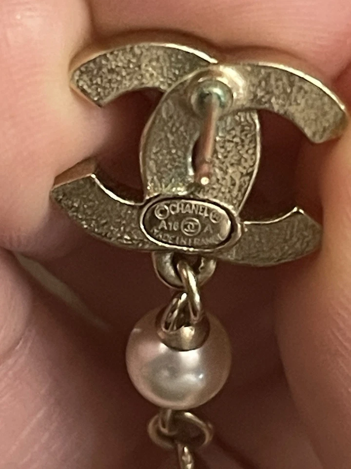 Pendientes CHANEL Cristal Clásico Logo CC Perla Colgante Gota, Tono Dorado Foto 3 de 4