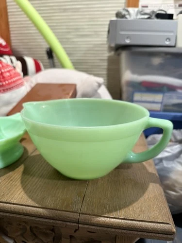 VINTAGE 1950's JADEITE FIRE KING BATTER BOWL with HANDLE and SPOUT! LOT R303