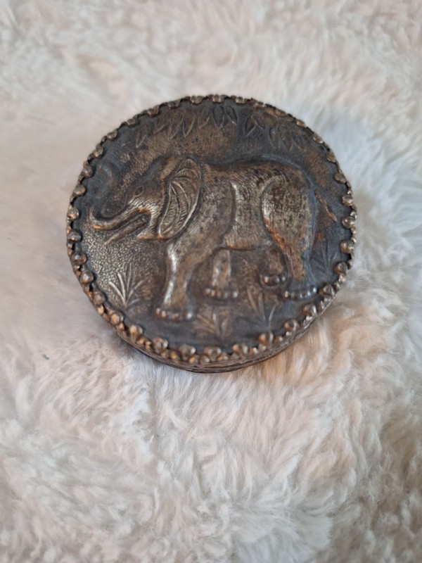 Vintage Engraved Elephant Trinket Box – Ornate Indian Floral Jewelry Case
