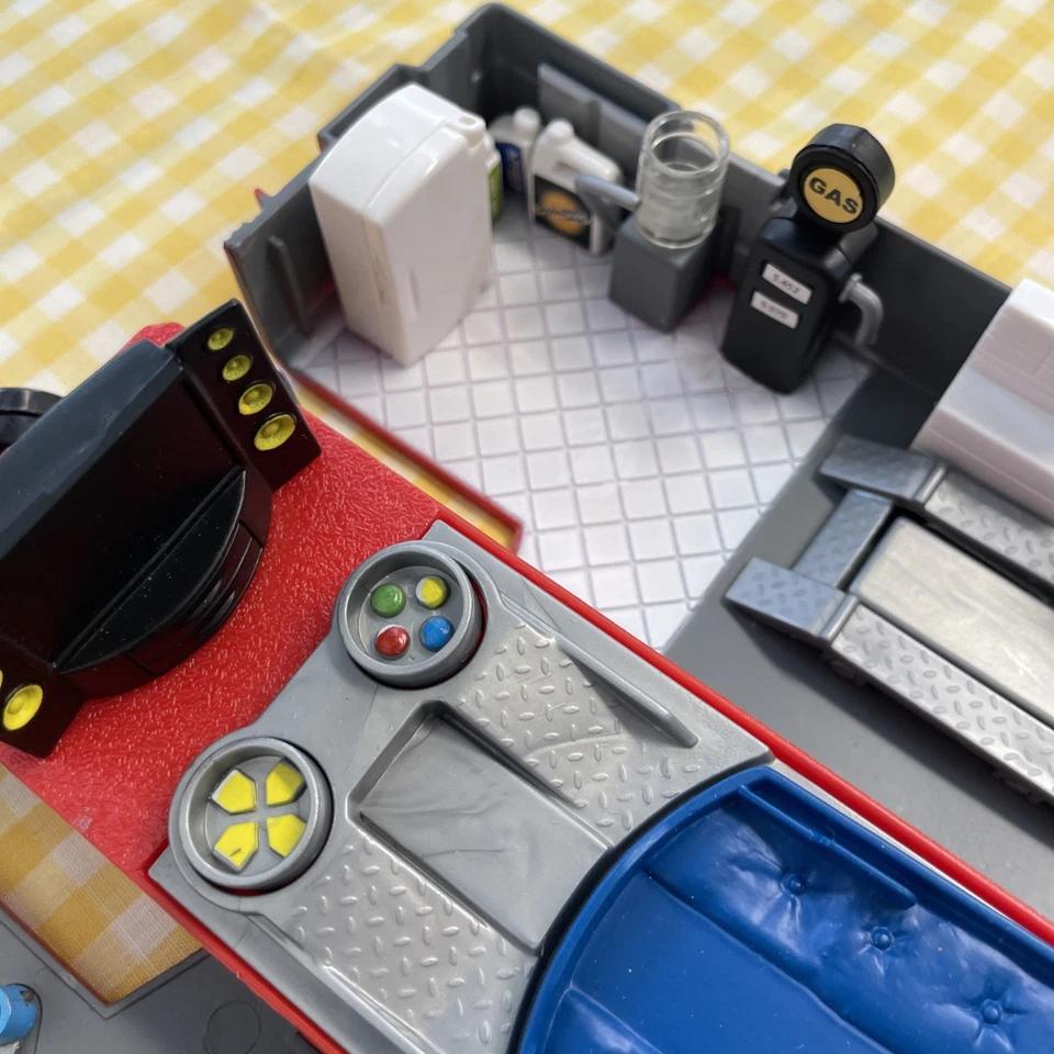 Remolque de iluminación Mack Superliner Rusteze de Disney Cars McQueen reparación de gimnasio lavado de autos Foto 2 de 4