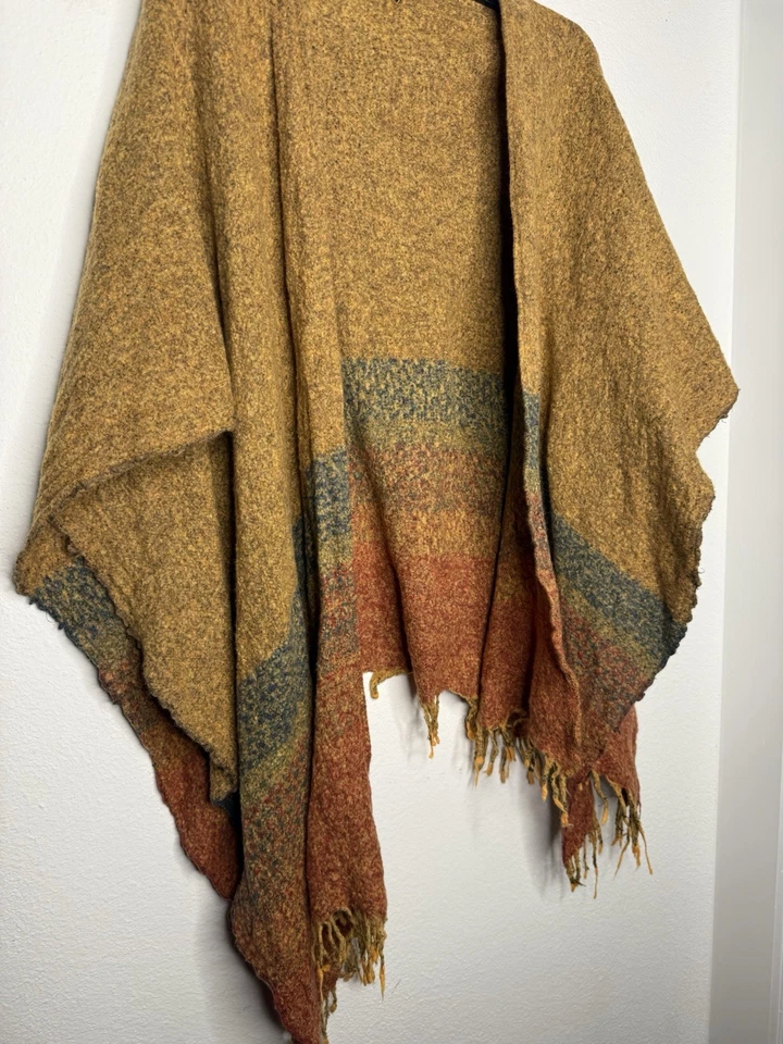 Poncho de lana irlandesa Celtic Kerry Woollen Mills capa mostaza flecos hecho en Irlanda Foto 2 de 4