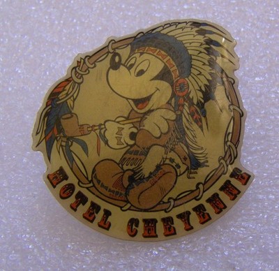 Anstecknadeln DISNEY MICKEY MOUSE INDIAN CHIEF PEACE PIPE HOTEL CHEYENNE Vintage Pin