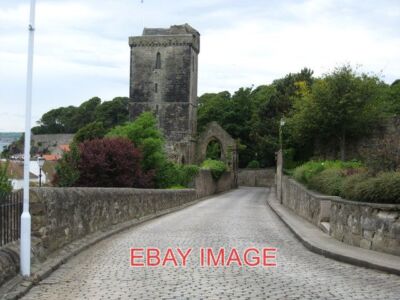 FOTO GEPFLASTERTE STRASSE VORBEI AN ST. SERF'S ZUM HAFEN VON DYSART IN SAUT GRINAL WYN