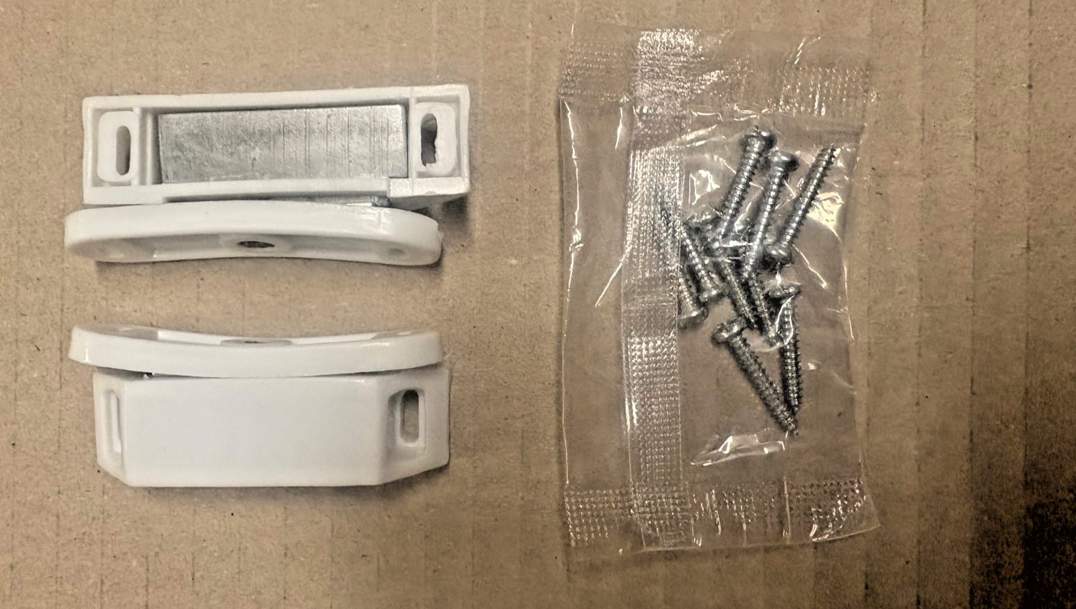 GEORGE BOYD MAGNETIC CATCH WHITE LARGE (PAIR) - OLD STOCK