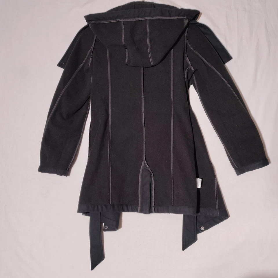 Gabardina Mia Melon negra con cinturón chaqueta ajustada con capucha para mujer pequeña Foto 3 de 4