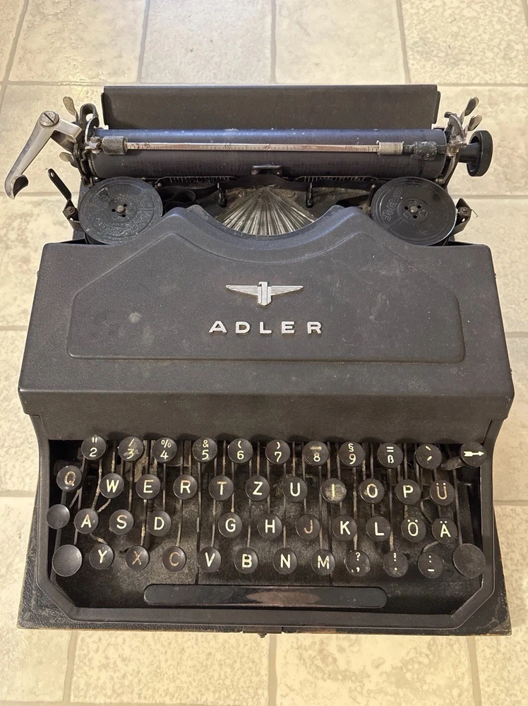 alte Adler Schreibmaschine zum Sammeln