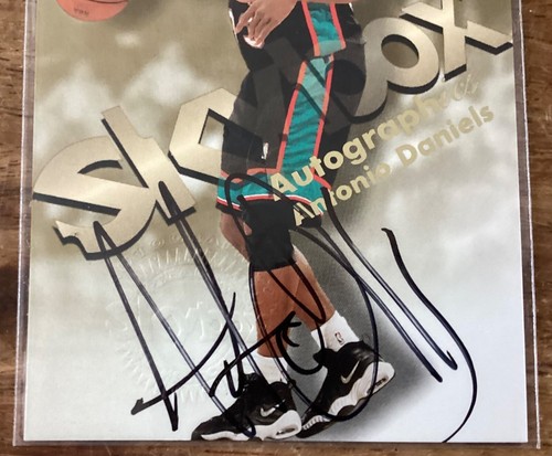 Antonio Daniels original signed Autogrammkarte 1998-99 Skybox Premium - Bild 2 von 4