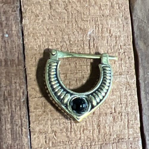 ORNATE Single 18g BRASS HINGED SEPTUM 8mm RING DIAMETER NOSE BLACK ONYX EARRING - 第 3/7 張圖片