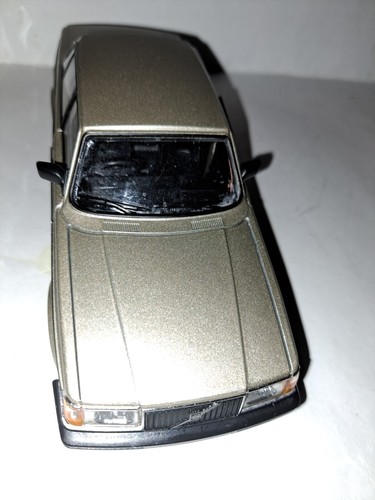 VOLVO 240 GOLD, CUSTOM MADE RIGHT HAND DRIVE, 1:24 DIECAST MODEL - Picture 13 of 13