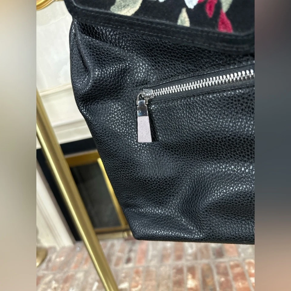 WHBM Mochila Negra Bordado Floral Imitación Cuero Gamuza Borde Bolsillo con Cremallera Foto 3 de 4