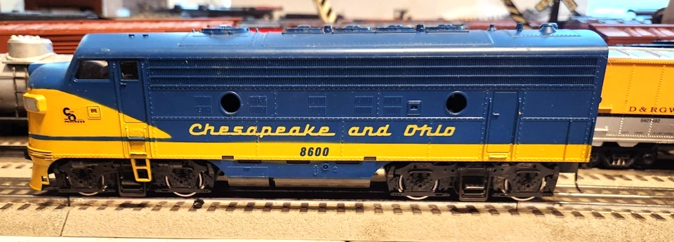 ATLAS O CHESAPEAKE & OHIO EMD DIESEL LOCOMOTIVE FOR PARTS OR RESTORE UNTESTED - Image 2 of 4