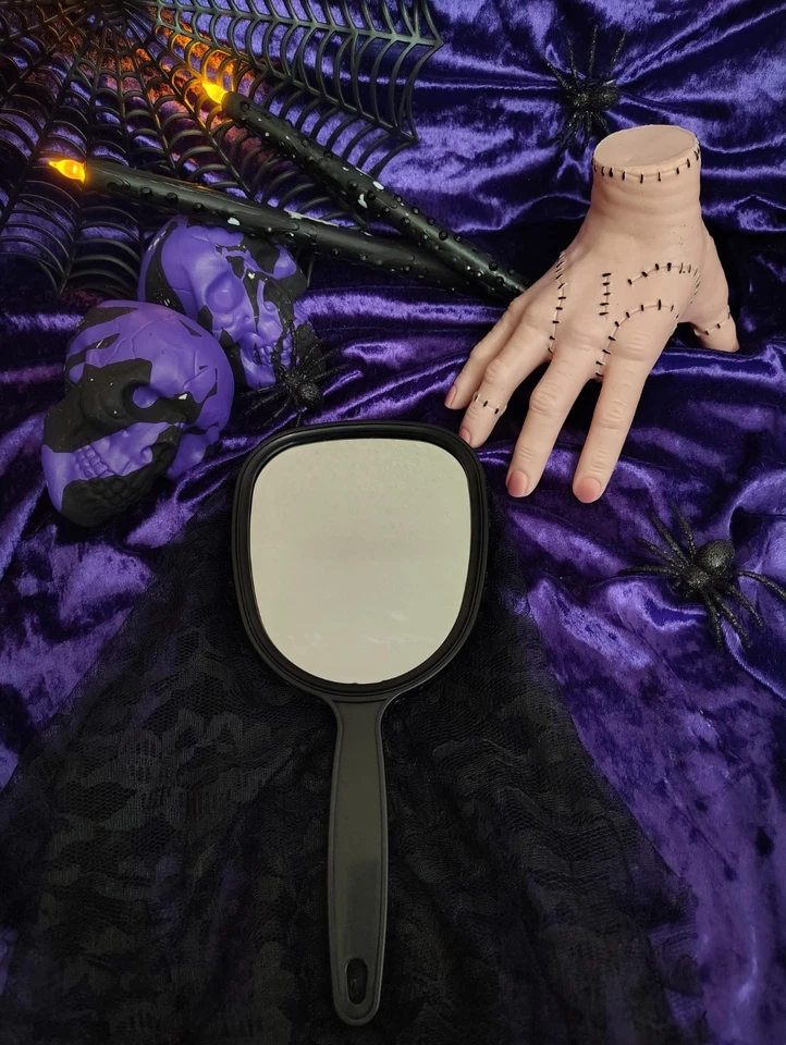 Espejo gótico Wednesday Addams - Regalo de decoración y arte de pared único diseñado a mano Foto 3 de 4