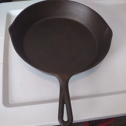 Vintage Lodge  3-Notch Cast Iron Skillet #8 With 2 Blob. 10.5" (Sits Flat)