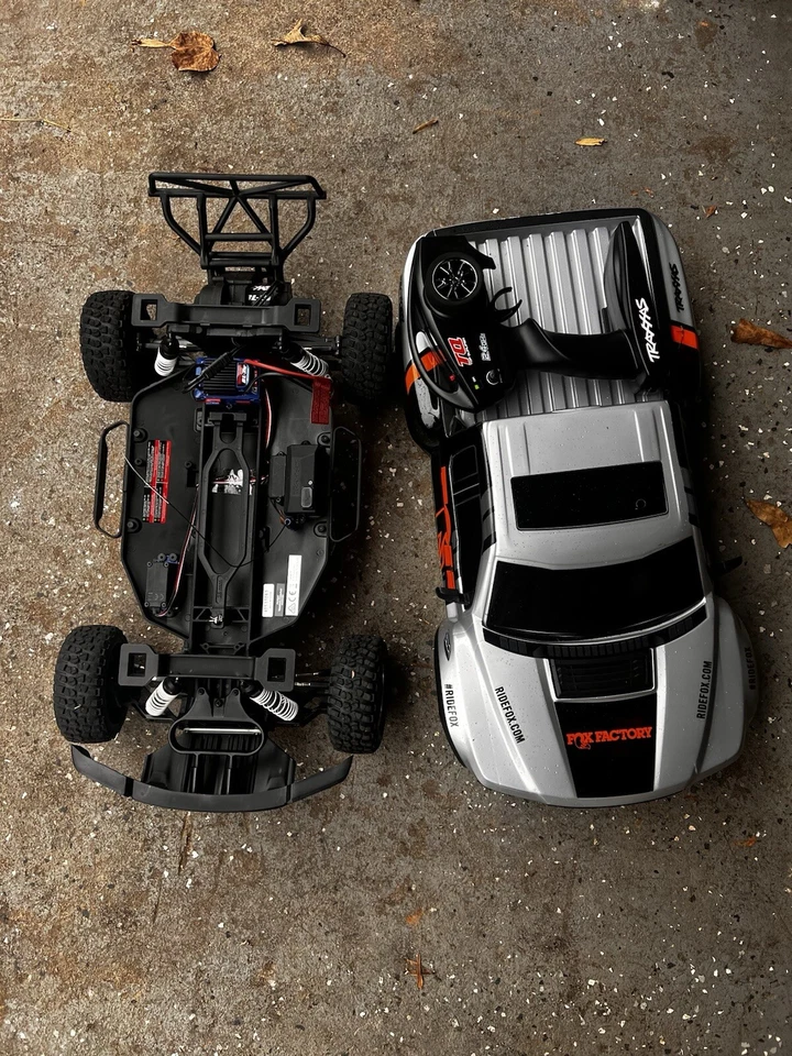 Camión Traxxas Ford Raptor Fox Edition - plateado Foto 3 de 4