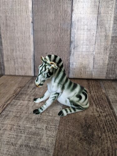 Zebra Figurine Collectible Animal Figurine Made in Taiwan 3.75" tall - 第 1/7 張圖片