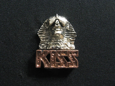 KISS OFFICIAL 1990 VINTAGE PEWTER PIN BUTTON BADGE POKER ROX UK MADE 13 ...