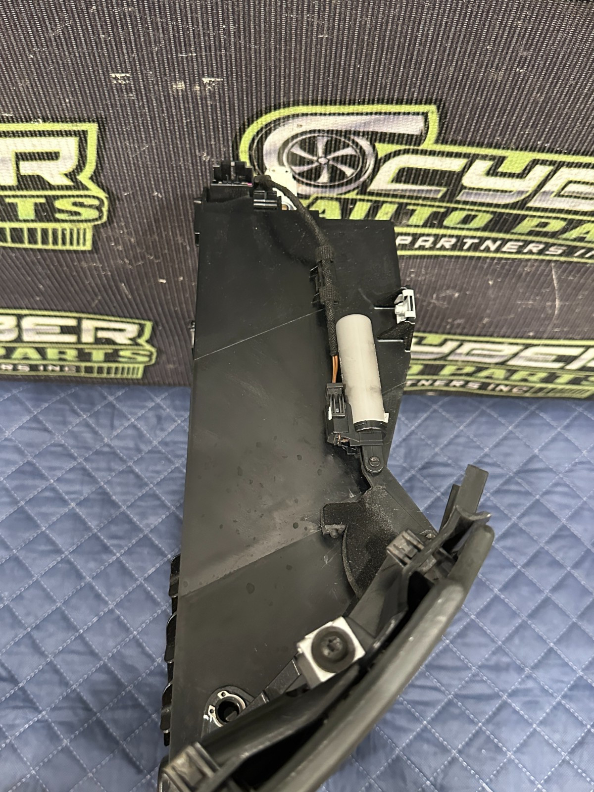 2014 AUDI R8 GLOVE BOX DASH COMPARTMENT 423 857 096 OEM 423 857 104