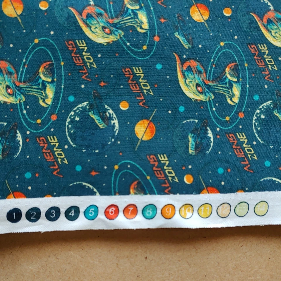 Ткань Alien Zone зеленовато-синяя и оранжевая 100% хлопок 4+ ярда неразрезанная - Изображение 4 из 4