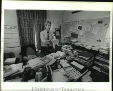 1990 Press Photo Man in office inside Lunar and Planetary Institute - hca37565