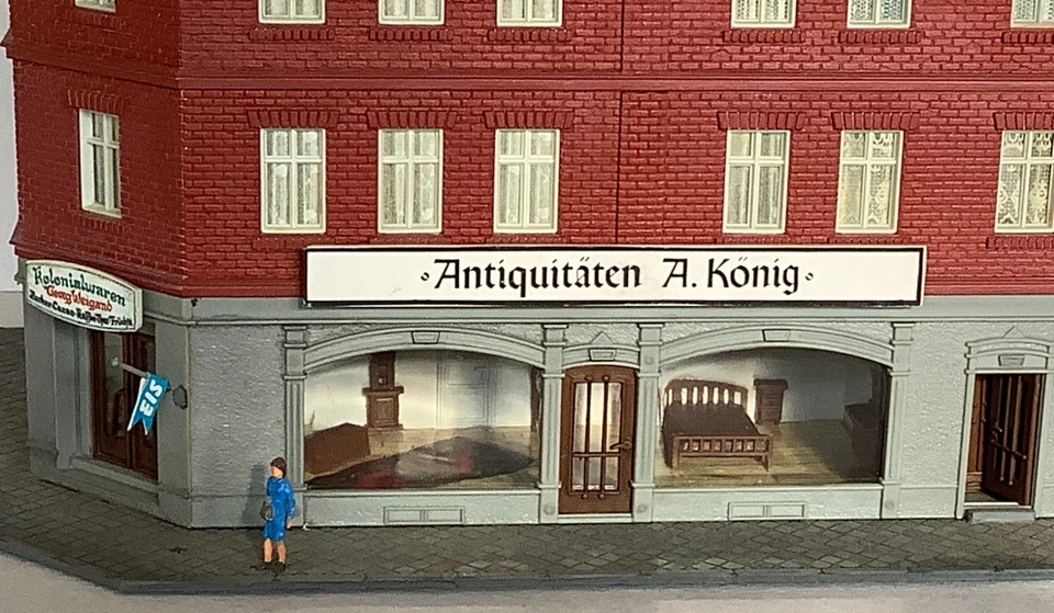 ✅Pola 184 H0/1:87 Town Corner House "Antiques King" + 💥Light (GK85-33FL1) - Image 3 of 4