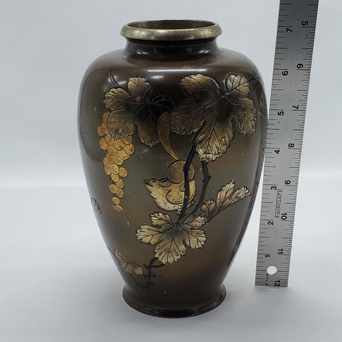Jarrón japonés vintage fundido cobre dorado hojas de uva ardilla tallado IKEBANA - Imagen 12 de 12