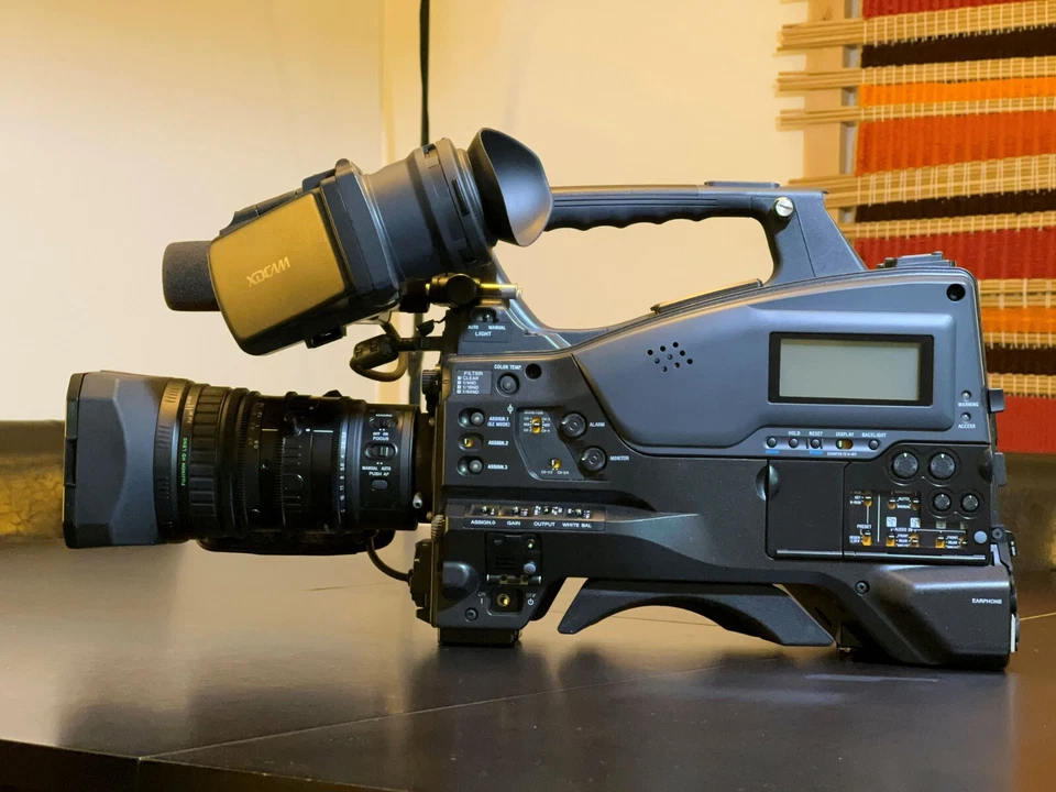 Sony PMW-400K *Like New* 183 Hours XAVC 100 w/Fujinon 16x ships from Canada - Image 3 of 4