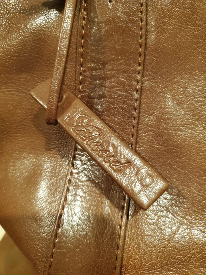 Bolso de hombro de oficina Ashwood para mujer de cuero marrón con tachuelas Foto 4 de 4