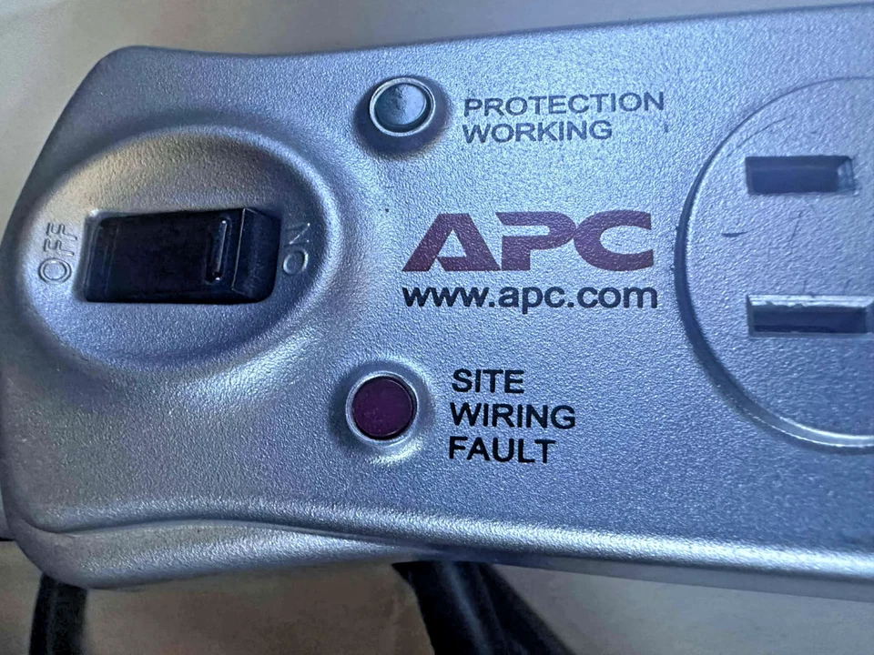 APC Audio Video Surge Protector 7-Outlet Power Strip Coaxial Protection TESTED - Image 2 of 4