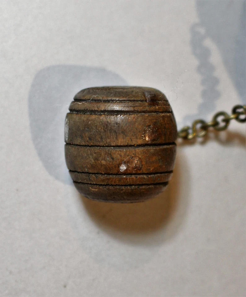 Antigua rueda de oración tibetana tallada con mantras budistas y flores de loto c1910 Foto 3 de 4