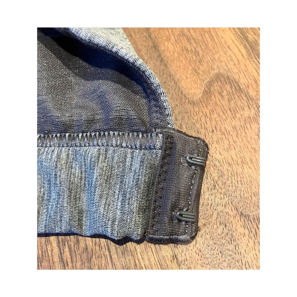  Sujetador deportivo Under Armour gris negro acolchado gancho cremallera trasera talla 32DD sin cables Foto 3 de 4