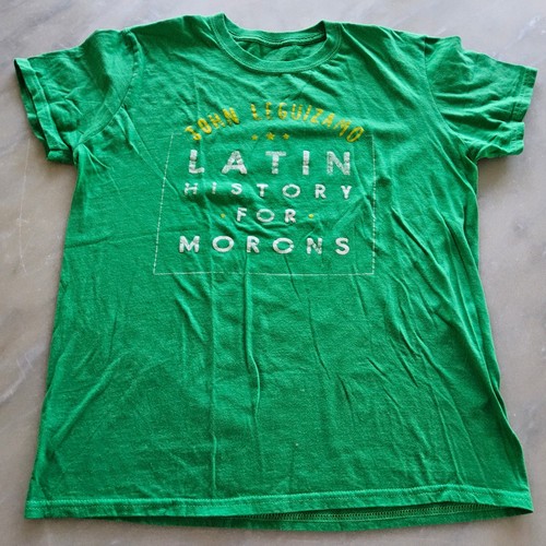 Camiseta gráfica verde John Leguizamo Latin History for Morons para hombre - Imagen 2 de 7