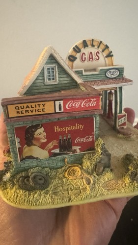 Liliput Lane Coca-Cola Country Coke Fill’er Up And Check The Oil Figur - Bild 6 von 12