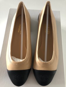 CHANEL UNIFORM - Ballerines bicolores en cuir d'agneau - beige / noir - T38.