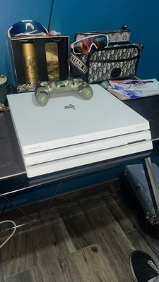 Sony PlayStation 4 Pro - 1To - Console - Blanche - Photo 1/3
